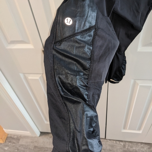 Size 4 Lululemon capris - Picture 4 of 4